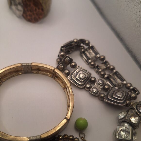 Lot Of 16 Used Unbranded Bracelets - Picture 6 of 9